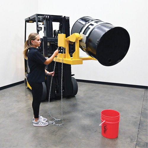 Porte-baril pour chariot &agrave; fourche, Pour 55 gal. US (45,8 gal imp&eacute;rial) NRZ Safety Inc.