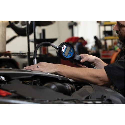 D&eacute;bitm&egrave;tre &eacute;lectronique de lubrifiant avec rallonge flexible &agrave; 90° NRZ Safety Inc.