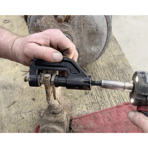 Presse-axe de tige de r&eacute;gleur de jeu pour camions de classes 6 &agrave; 8 NRZ Safety Inc.