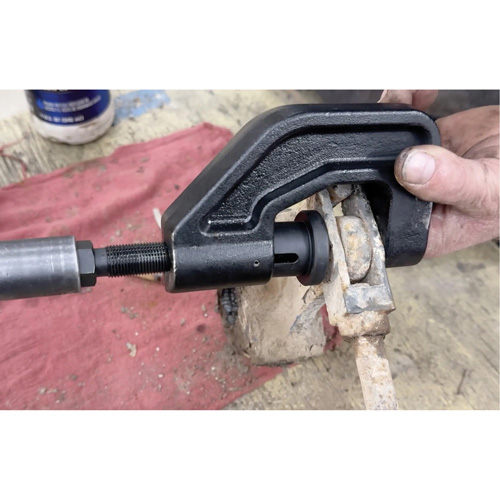 Presse-axe de chape de frein pour camions de classes 6 &agrave; 8 NRZ Safety Inc.