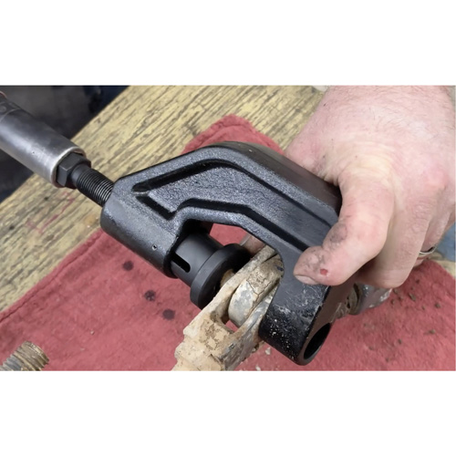 Presse-axe de chape de frein pour camions de classes 6 &agrave; 8 NRZ Safety Inc.