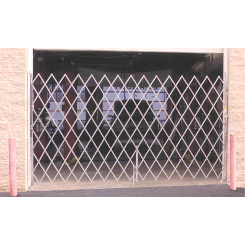 Barri&egrave;res de s&eacute;curit&eacute; galvanis&eacute;es repliables, Repliable simple fixe, 4' lo x 6' h d&eacute;ploy&eacute; NRZ Safety Inc.
