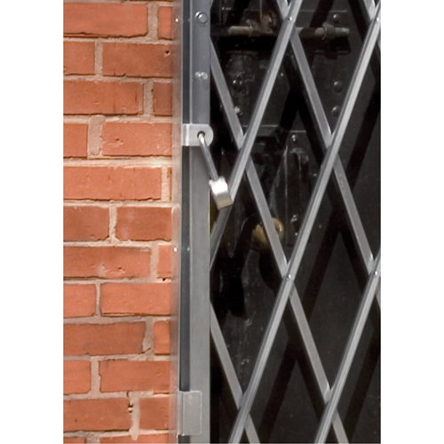 Barri&egrave;res de porte robustes, Simple, 4' lo x 5' 9" h d&eacute;ploy&eacute; NRZ Safety Inc.