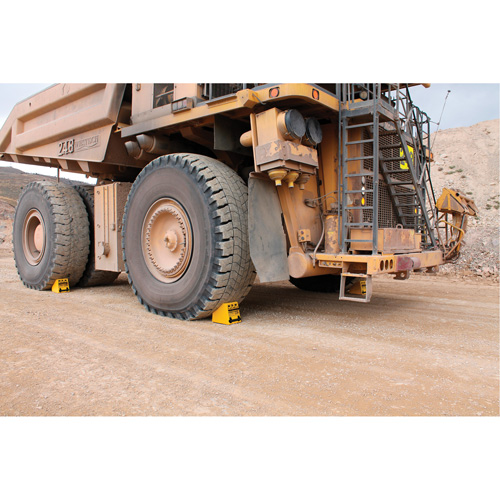 Cale de roue ultra-robuste pour l'exploitation mini&egrave;re Checkers Safety, PEHD, Jaune, 14-1/2" la x 17-1/2" p x 16" h NRZ Safety Inc.