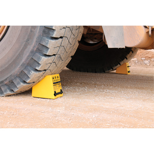 Cale de roue ultra-robuste pour l'exploitation mini&egrave;re Checkers Safety, PEHD, Jaune, 14-1/2" la x 17-1/2" p x 16" h NRZ Safety Inc.