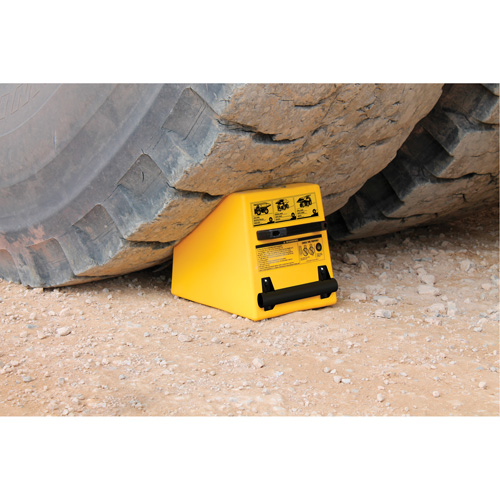 Cale de roue ultra-robuste pour l'exploitation mini&egrave;re Checkers Safety, PEHD, Jaune, 14-1/2" la x 17-1/2" p x 16" h NRZ Safety Inc.