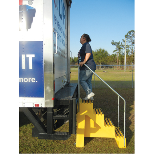 Escabeau industriel, 4 marches, 43" x 22-1/2" x Hauteur 66" NRZ Safety Inc.