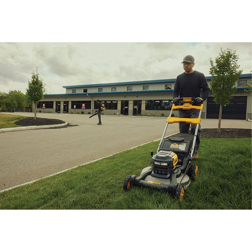 Trousse tondeuse &agrave; gazon autopropuls&eacute;e sans balais sans fil avec roues motrices arri&egrave;res 60 V MAX*, Pouss&eacute;e automatique, &agrave; pile, Largeur de coupe 21" NRZ Safety Inc.