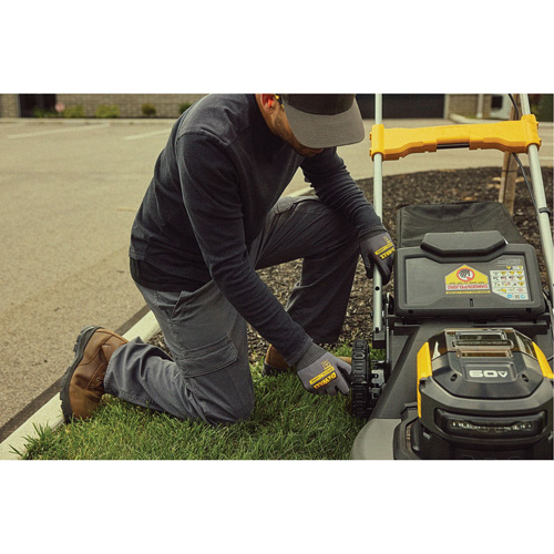 Trousse tondeuse &agrave; gazon autopropuls&eacute;e sans balais sans fil avec roues motrices arri&egrave;res 60 V MAX*, Pouss&eacute;e automatique, &agrave; pile, Largeur de coupe 21" NRZ Safety Inc.