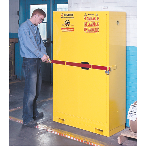 Armoire de rangement haute s&eacute;curit&eacute; avec barre en acier pour produits inflammables, 45 gal., 2 tablettes NRZ Safety Inc.
