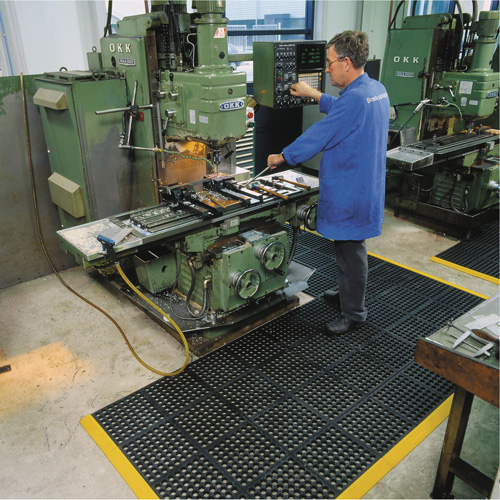 Tapis antifatigue &agrave; imbrication Cushion-Ease 550, &agrave; fentes, 3' x 3' x 3/4", Noir, Caoutchouc NRZ Safety Inc.