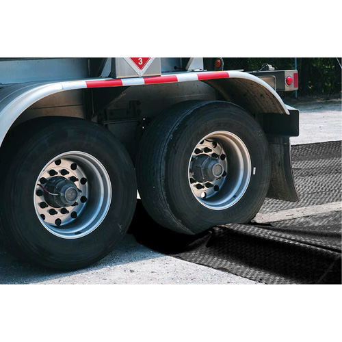 Gorilla Berm Ultra-Containment Berm&reg;, 665 US gal. Capacity, 13' W x 13' L x 6" H, Foam Wall NRZ Safety Inc.