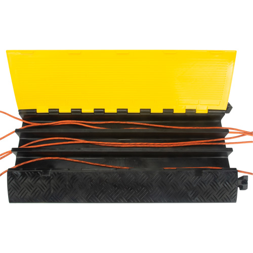 Protecteur de c&acirc;bles en polyur&eacute;thane, 3 canaux, 35,43" lo x 19,69" la x 3" h NRZ Safety Inc.