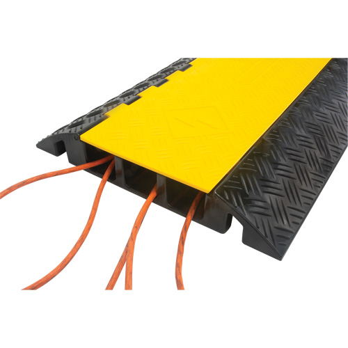 Protecteur de c&acirc;bles en polyur&eacute;thane, 3 canaux, 35,43" lo x 19,69" la x 3" h NRZ Safety Inc.
