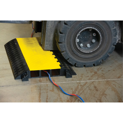 Protecteur de c&acirc;bles en polyur&eacute;thane, 3 canaux, 35,43" lo x 19,69" la x 3" h NRZ Safety Inc.