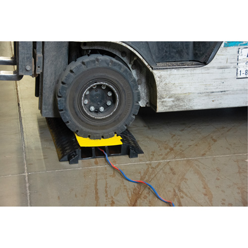 Protecteur de c&acirc;bles en polyur&eacute;thane, 3 canaux, 35,43" lo x 19,69" la x 3" h NRZ Safety Inc.