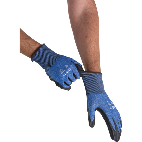 Gants l&eacute;gers et haute dext&eacute;rit&eacute; r&eacute;sistants &agrave; la coupe, Taille 8, Calibre 18, Rev&ecirc;tement Mousse de nitrile, Enveloppe en Acier inoxydable/PEHP/Tungst&egrave;ne, ASTM ANSI niveau A9 NRZ Safety Inc.