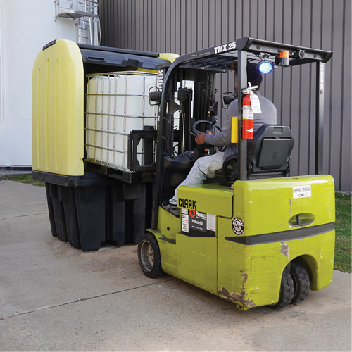 Palette anti-d&eacute;versement jaune &agrave; couvercle rigide roulant, 65" lo x 65" la x 101" h, Capacit&eacute; de charge 5000 lb NRZ Safety Inc.