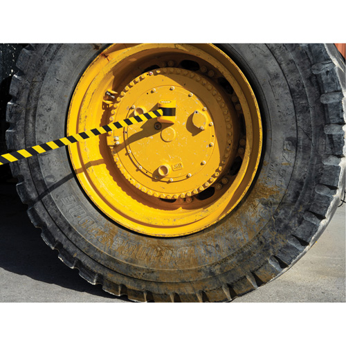 Syst&egrave;me de barri&egrave;re de s&eacute;curit&eacute; HAZLOK, Plastique, Fixation magn&eacute;tique, 30', Ruban Noir et jaune NRZ Safety Inc.