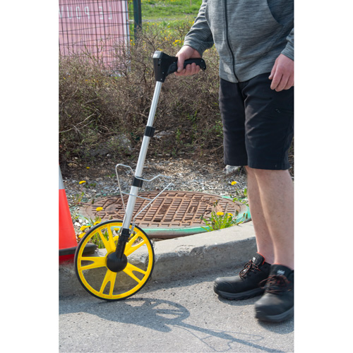 Roue d'arpentage num&eacute;rique, 12,5"/31,8 cm, Gamme de 99999,9 m, Pieds/m&egrave;tres NRZ Safety Inc.