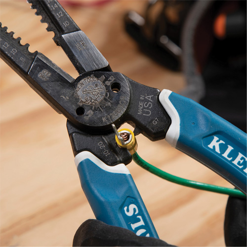 Klein-Kurve&reg; Heavy-Duty Wire Stripper, Cutter & Crimper Multi-Tool, 8-1/4" L, 8 - 20 AWG NRZ Safety Inc.