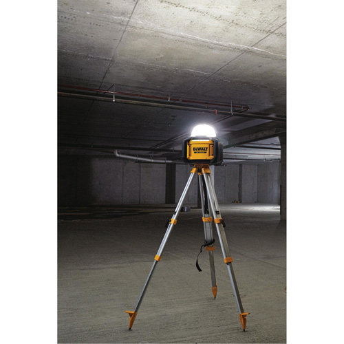 Baladeuse polyvalent sans fil Tool Connect 20V Max, DEL, 5000 lumens, Boîtier en Plastique NRZ Safety Inc.