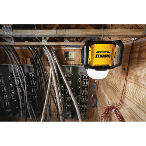 Baladeuse polyvalent sans fil Tool Connect 20V Max, DEL, 5000 lumens, Boîtier en Plastique NRZ Safety Inc.