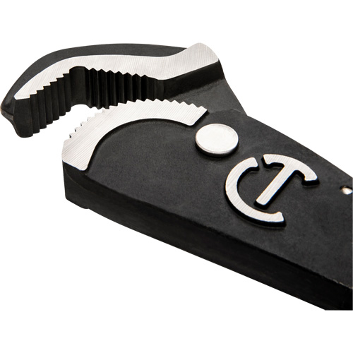 Cl&eacute; bimat&eacute;riau auto-ajustable pour tuyau, Cap des m&acirc;choires 1-1/2", Longueur 12", Fini Oxyde noir, Prise Coussin&eacute;e NRZ Safety Inc.