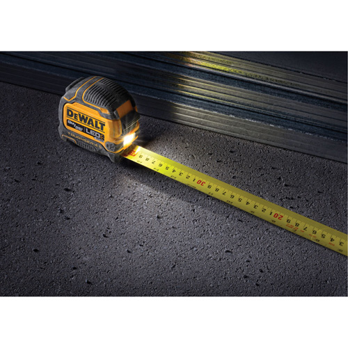 Ruban &agrave; mesurer TOUGHSERIES &agrave; lampe, 26'/8 m, Marques de goujon Imp&eacute;rial & m&eacute;trique NRZ Safety Inc.