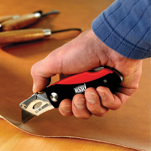Couteau utilitaire pliant, 2-3/8" lame, poign&eacute;e en Plastique/Coussin&eacute;e NRZ Safety Inc.