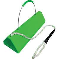 Cale de roue pour avion Checkers Safety SafeRay avec poign&eacute;e &agrave; c&acirc;ble avec cordage en boucle, Ur&eacute;thane, Vert fluorescent, 24" la x 8" p x 6" h NRZ Safety Inc.