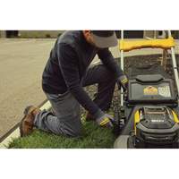 Trousse tondeuse &agrave; gazon autopropuls&eacute;e sans balais sans fil avec roues motrices arri&egrave;res 60 V MAX*, Pouss&eacute;e automatique, &agrave; pile, Largeur de coupe 21" NRZ Safety Inc.
