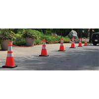 Ensemble de c&ocirc;nes de signalisation et chaînes, 28", Orange, Bande(s) r&eacute;fl&eacute;chissante(s) 4" & 6" NRZ Safety Inc.