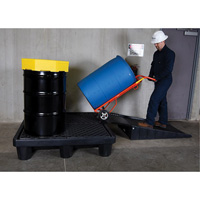 Ultra-Spill Pallet mod&egrave;le &eacute;conomique, 4 barils, Capacit&eacute; de d&eacute;versement 66 gal. US, 53" x 53" x 11,8" NRZ Safety Inc.