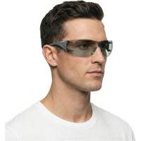 Lunettes de s&eacute;curit&eacute; Adapt Lite, Lentille Int&eacute;rieur/ext&eacute;rieur, Antibu&eacute;e/Anti-&eacute;gratignures, ANSI Z87+/R&eacute;pond ou surpasse la norme CSA Z94.3 NRZ Safety Inc.