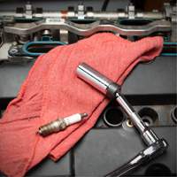 Douille magn&eacute;tique pivotante &agrave; six pans pour bougie d'allumage  NRZ Safety Inc.