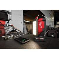 Projecteur &agrave; faisceau large pour entretien et r&eacute;paration avec chargeur USB M12 Rover, DEL, 700 lumens NRZ Safety Inc.