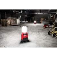 Lampe de chantier M18 Radius et chargeur avec One-Key, DEL, 4800/9000/2500 lumens, Boîtier en Plastique NRZ Safety Inc.