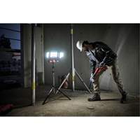 Lampe de travail &agrave; DEL professionnelle &agrave; panneaux pliants lumens sans fil 18V sur tr&eacute;pied, DEL, 3600 lumens NRZ Safety Inc.